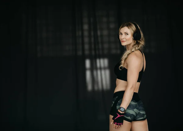 Moderno adulto atlético muscular dama con gadgets —  Fotos de Stock