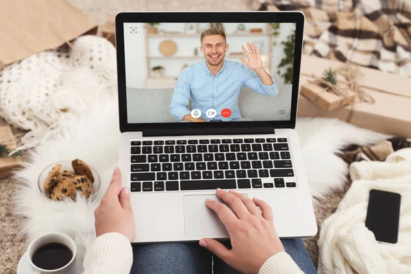 Femme et mari communiquant par appel vidéo à l'intérieur de l'ordinateur portable — Photo