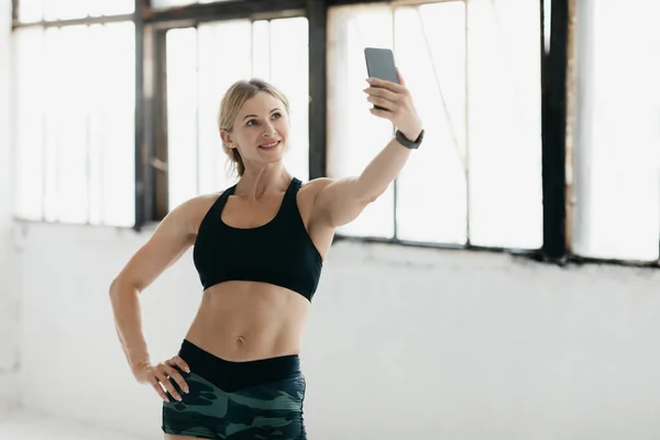 Blogger de fitness en el trabajo y entrenamiento en casa por la mañana —  Fotos de Stock