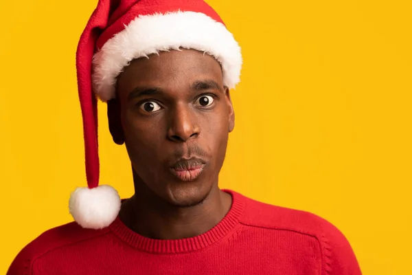 Sorprendido negro chico en santa sombrero emocional reaccionar a impactante Navidad oferta — Foto de Stock
