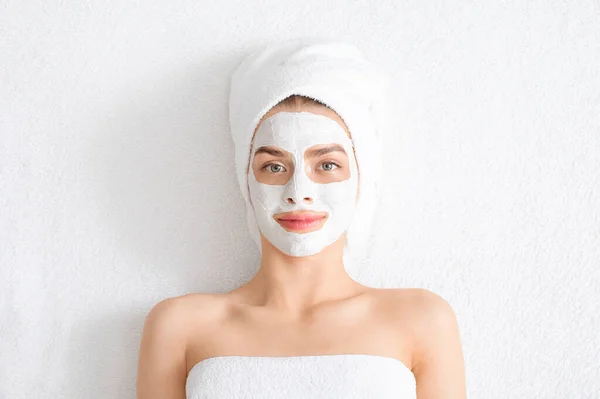 Mujer hermosa joven con mascarilla en —  Fotos de Stock