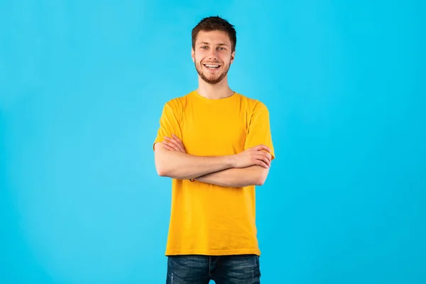 Confident man posing with folded arms and looking at camera — Stock Photo, Image