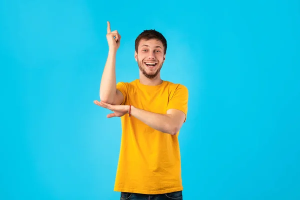 Spännande kille som har bra idé och pekar uppåt — Stockfoto