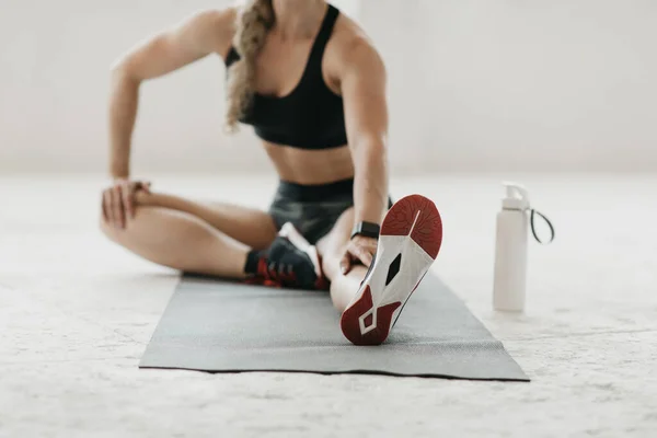 Тренировка мышц дома для здорового образа жизни тела — стоковое фото