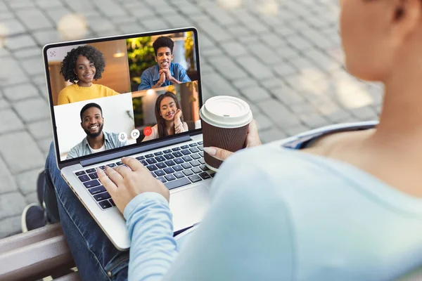 Kobieta wzywa odległych przyjaciół Dokonywanie połączeń wideo na laptopie na zewnątrz — Zdjęcie stockowe