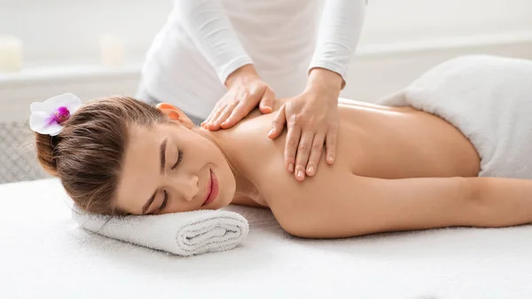 Joven mujer caucásica disfrutando de masaje corporal curativo — Foto de Stock