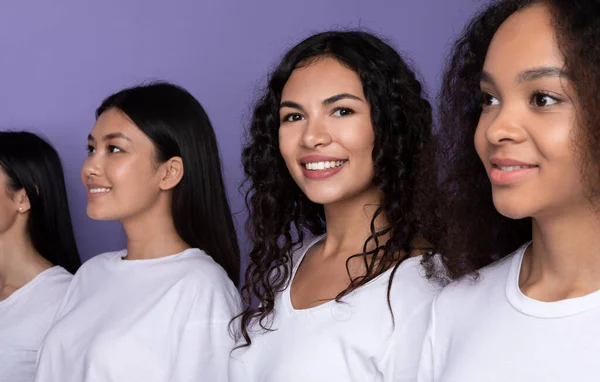 Mujer latina de pie en la fila con las señoras multirraciales, Studio Shot — Foto de Stock