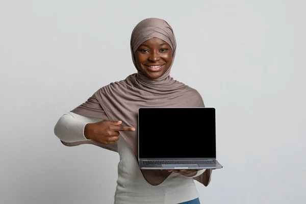 Afrikai hölgy Hidzsáb Holding Laptop, rámutatva a fekete képernyőn, Mockup Image — Stock Fotó