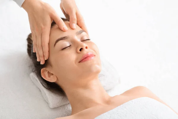 Bela senhora caucasiana desfrutando de massagem de acupressão no spa moderno — Fotografia de Stock