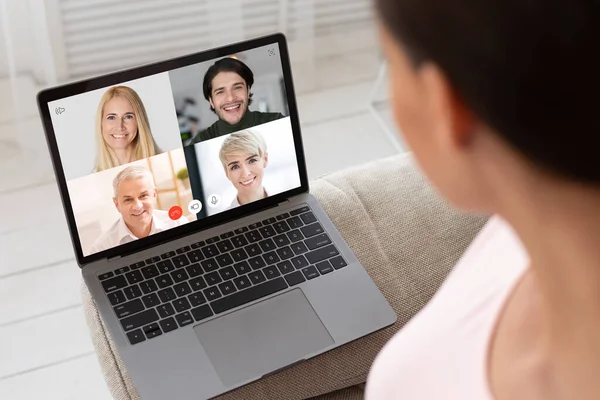 Kobieta Dokonywanie połączeń wideo z kolegami siedzi na kanapie w domu — Zdjęcie stockowe