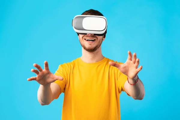 Smiling man wearing virtual reality headset at the studio — Stock Photo, Image