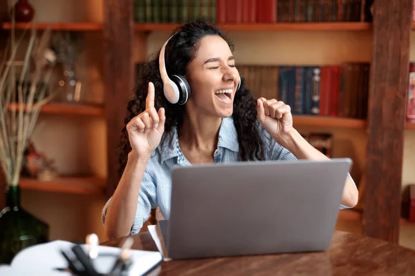 Frau hört online Musik über Kopfhörer — Stockfoto