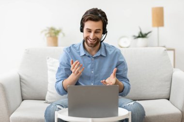 Laptop 'ta İşadamı Eğitim İşletmelerini İzliyor İçerde Kulaklık Giyiyor