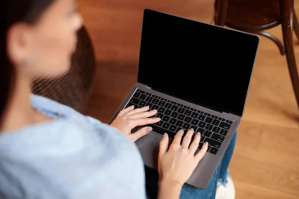 Kvinne som skriver på tastatur med tom skjerm – stockfoto