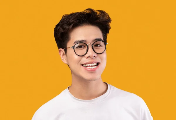 Portret uśmiechniętego młodego Azjaty w okularach — Zdjęcie stockowe