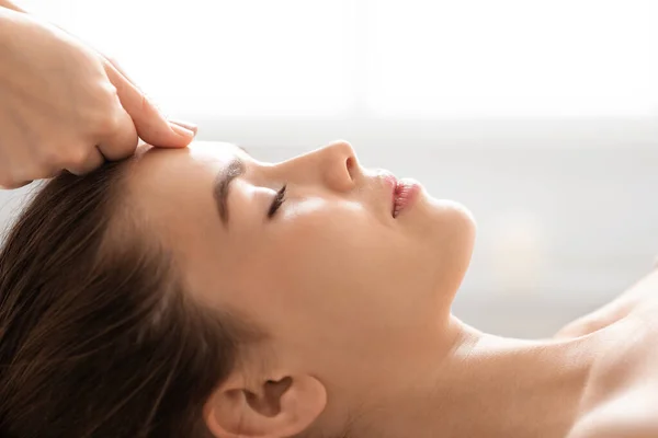 Massagem massagista irreconhecível relaxado senhora testa, close-up — Fotografia de Stock