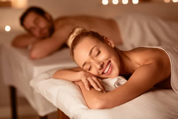 Esposo feliz y esposa disfrutando de la aromaterapia relajante en el spa — Foto de Stock