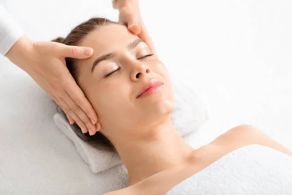 Jovem mulher alegre relaxante durante a massagem de levantamento de rosto, espaço de cópia — Fotografia de Stock