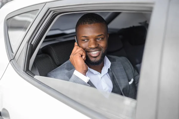 Homme d'affaires noir souriant ayant une conversation au téléphone — Photo