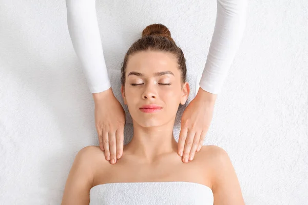 Caucásico mujer consiguiendo relajante cuerpo masaje en blanco — Foto de Stock