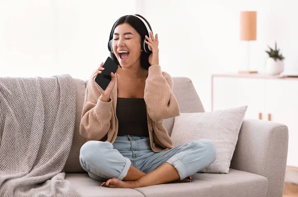 Felice asiatico signora canto utilizzando smartphone come mic — Foto Stock