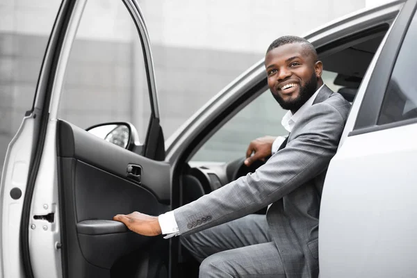 Guapo hombre de negocios negro saliendo del coche —  Fotos de Stock