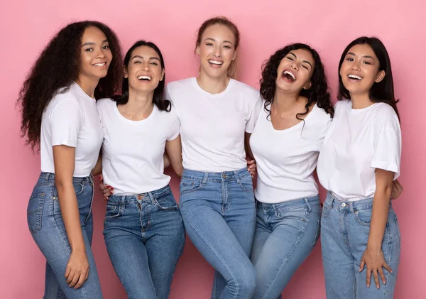 Cinco Millennials positivos senhoras abraçando posando juntos no estúdio — Fotografia de Stock