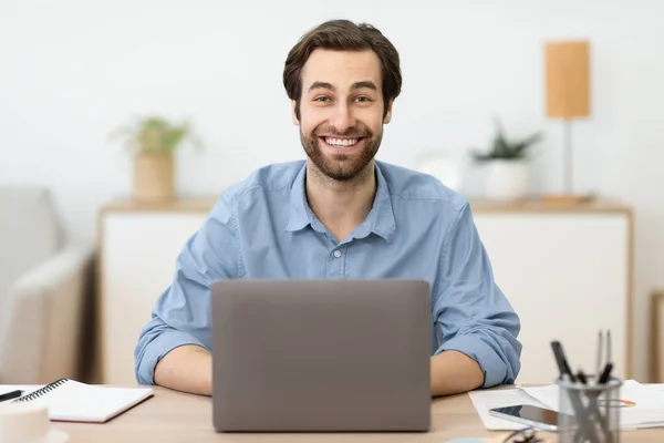 Spannende zakenman op Laptop werkt online poseren in het thuiskantoor — Stockfoto