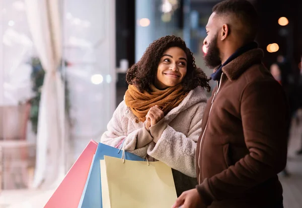 Mujer negra pidiendo al hombre que compre su regalo —  Fotos de Stock