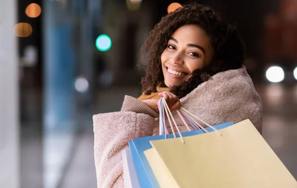Retrato de mujer negra feliz con bolsas de compras — Foto de Stock
