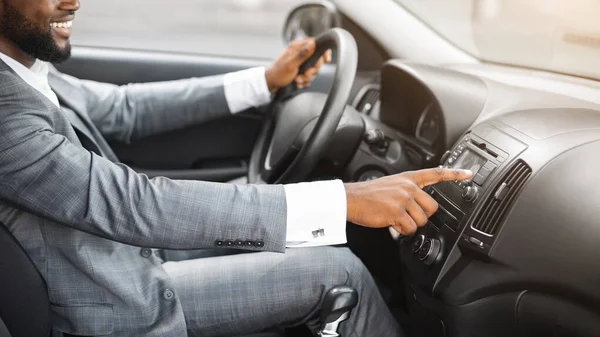 Oigenkännlig förare slå på musik i bilen innan du flyttar — Stockfoto