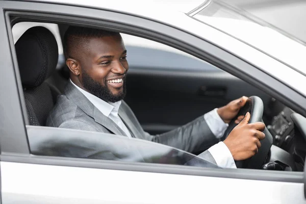 Empresário negro feliz dirigindo para casa após o dia de trabalho — Fotografia de Stock
