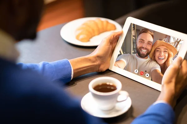 African Man Using Digital Tablet Calling Friends Sitting In Cafe — Stock Photo, Image