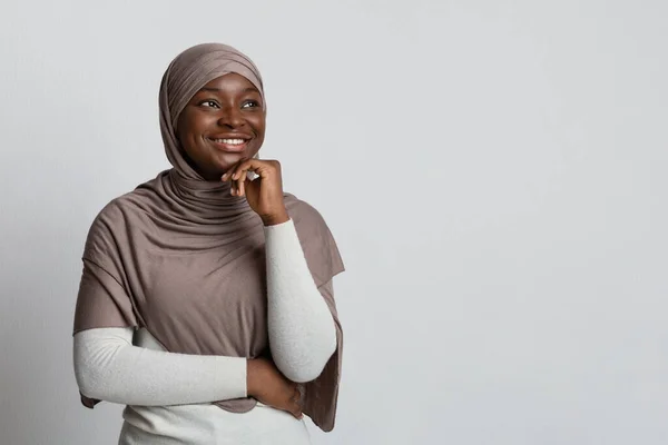 Tertarik Black Woman In Hijab Looking At Copy Space And Touching Chin — Stok Foto