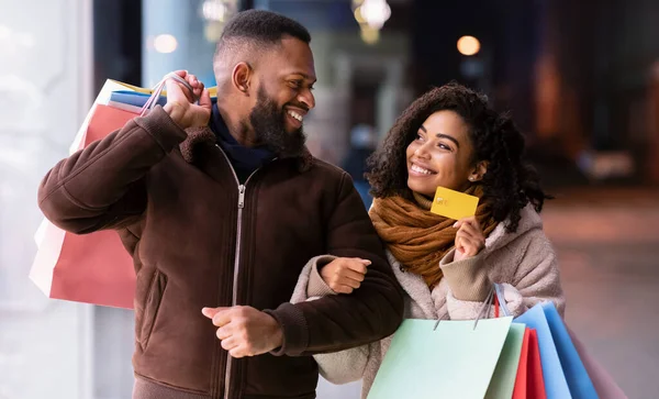 Retrato de pareja afro feliz con tarjeta de crédito —  Fotos de Stock