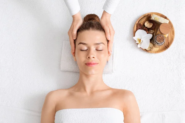 Jovem senhora recebendo sessão de massagem na cabeça no spa — Fotografia de Stock