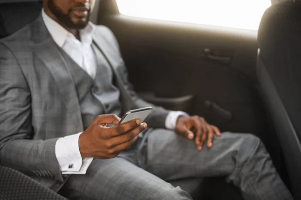 Schwarzer Geschäftsmann mit Handy im Auto überfallen — Stockfoto