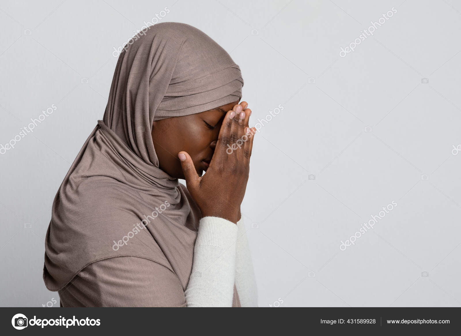 Perfil retrato de triste chorando mulher muçulmana preta em hijab