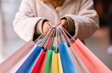 Elinde torbalarla tanınmayan siyah bir kadının portresi.