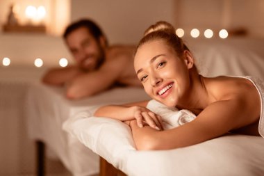 Kocanla Spa 'da Rahatlayan Mutlu Kadın, Gülümseyen Aromaterapi Keyfi