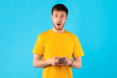 Stüdyoda cep telefonu kullanmasına şaşırdım.