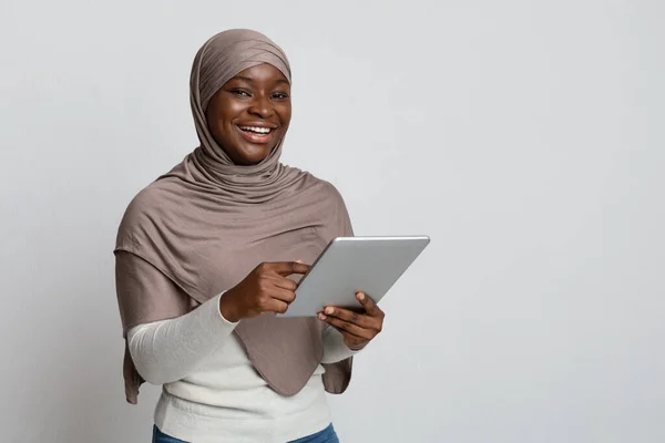 Sonriente Dama Negra En Hijab Usando Tableta Digital, Disfrutando de Tecnologías Modernas — Foto de Stock