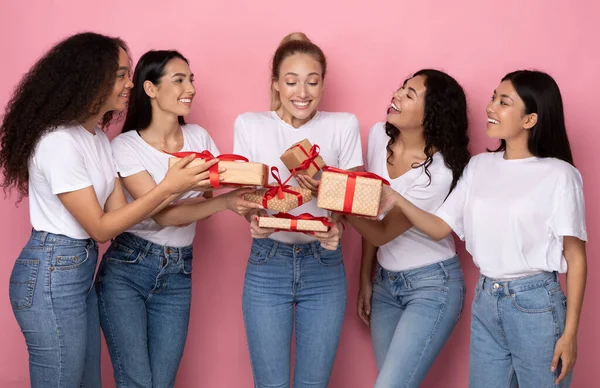 Gioioso signore Dare Regali Scatole Per Femmina Amico, sfondo rosa — Foto Stock