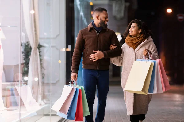 Retrato de pareja afro feliz caminando con bolsas de compras —  Fotos de Stock