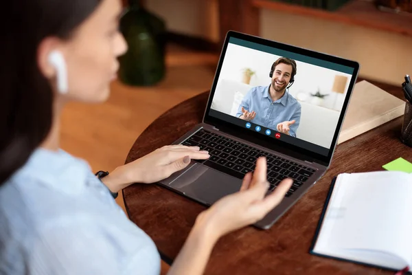 Laptopot használó nő és videohívás a főnökkel — Stock Fotó