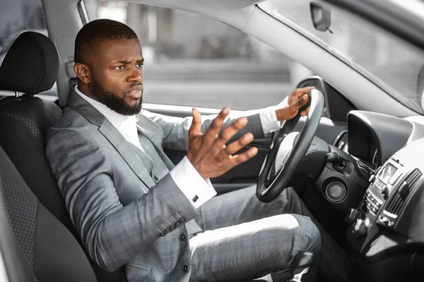 Stresszes afro-amerikai üzletember kiabál és gesztikulál vezetés közben — Stock Fotó