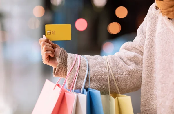 Mujer afro irreconocible mostrando tarjetas de crédito y bolsas de compras — Foto de Stock