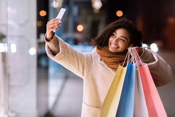 Felice afro donna prendendo selfie dopo lo shopping in città — Foto Stock