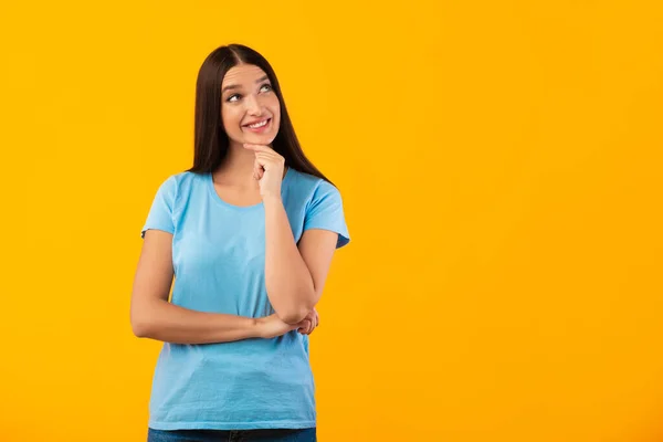 Ragazza pensierosa pensando alla domanda, toccando il mento — Foto Stock