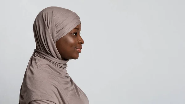 Profiel portret van zwarte islamitische dame in hijab op zoek naar kopieerruimte — Stockfoto